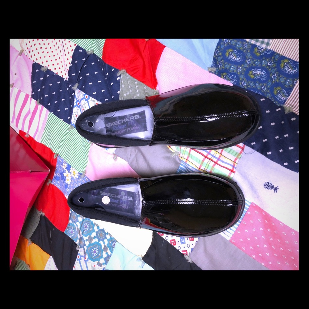Black shiny clogs